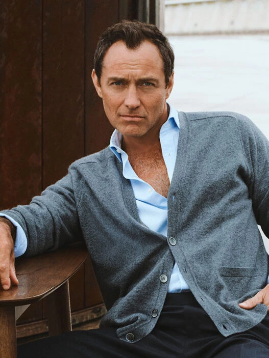 Jude Law con cárdigan gris y camisa abierta en la campaña de Emidio Tucci otoño-invierno 2025