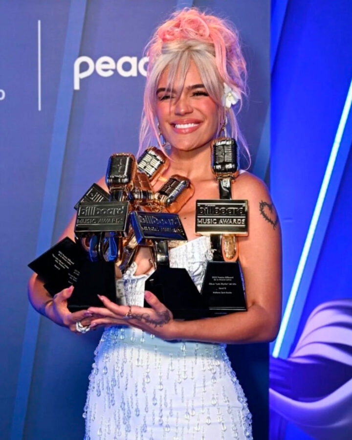 La artista Karol G posa con algunos de los premios que gabó durante la edición de 2024 de los Billboard