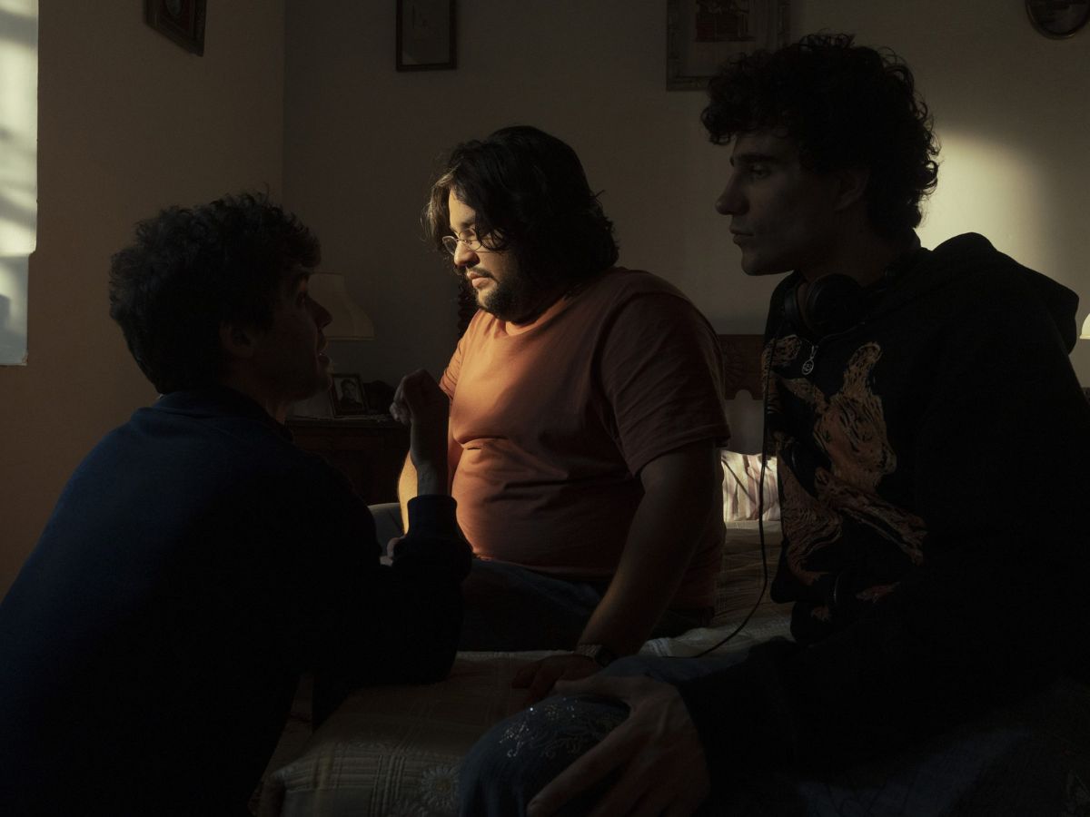 Carlos González durante el rodaje de La bola negra, la nueva película de Los Javis.