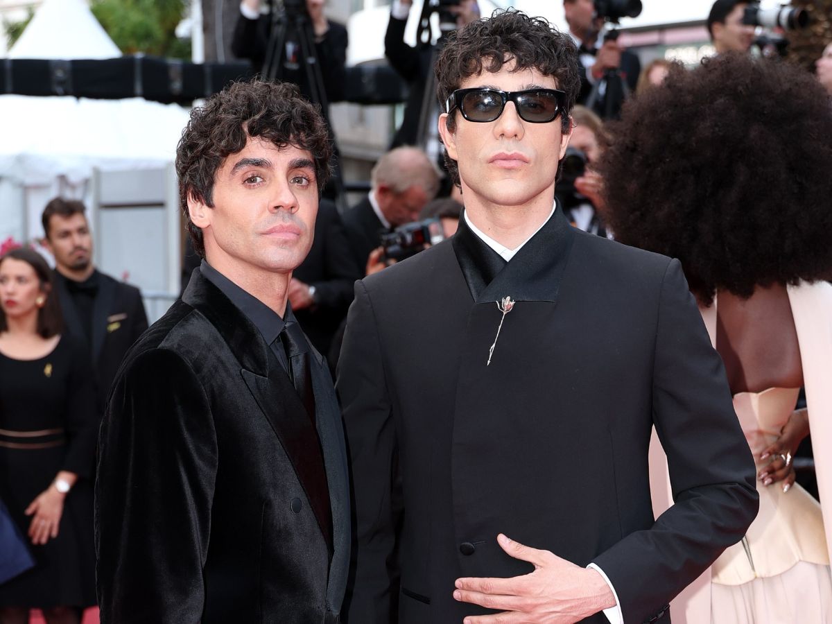 Los Javis en la alfombra roja del Festival de Cannes presentando su nuevo proyecto La bola negra.
