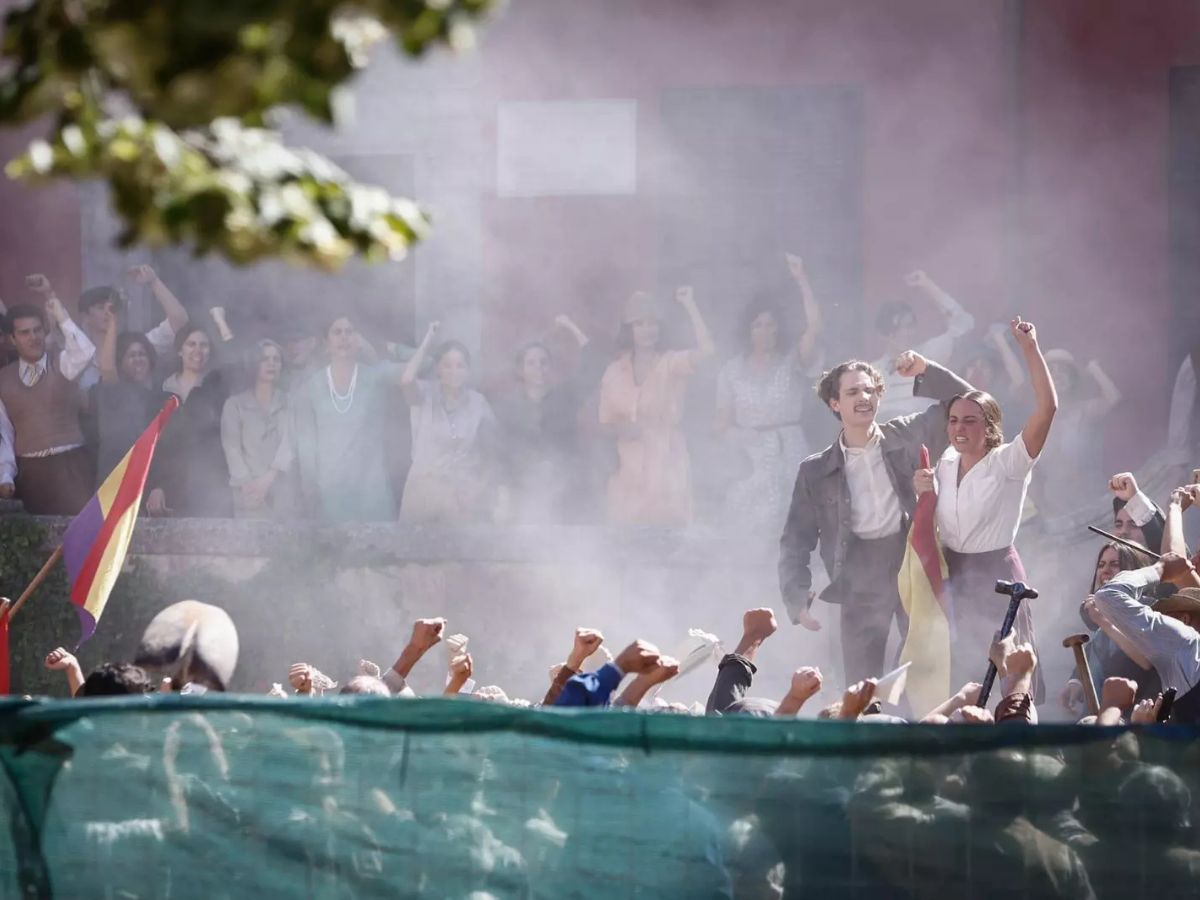 Escena de rodaje de La bola negra en Granada con los actores principales durante una recreación histórica.