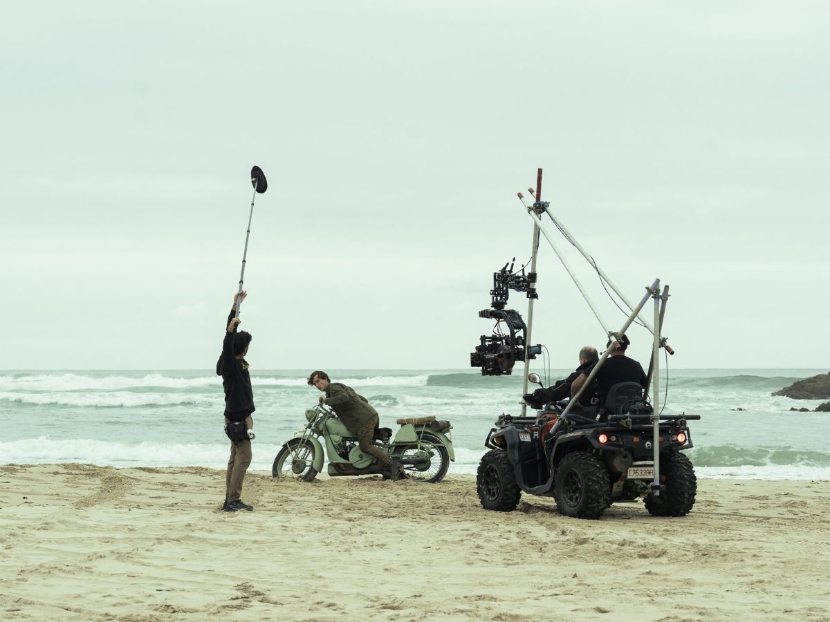 Equipo técnico de La bola negra rodando una escena en la playa bajo la dirección de Los Javis.