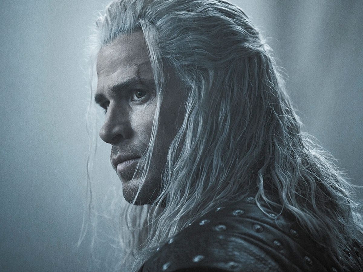 Escena de la cuarta temporada de la serie The Witcher en la que se ve a Liam Hemsworth en un plano principal mirando hacia un lado