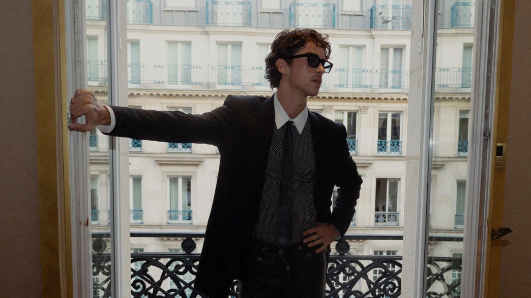 Manu Rios sesión de fotos hotel París antes del desfile de Tom Ford octubre 2025