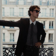 Manu Ríos aprovecha para hacerse una sesión de fotos en su hotel antes de acudir al desfile de Tom Ford Manu Rios sesión de fotos hotel París antes del desfile de Tom Ford octubre 2025