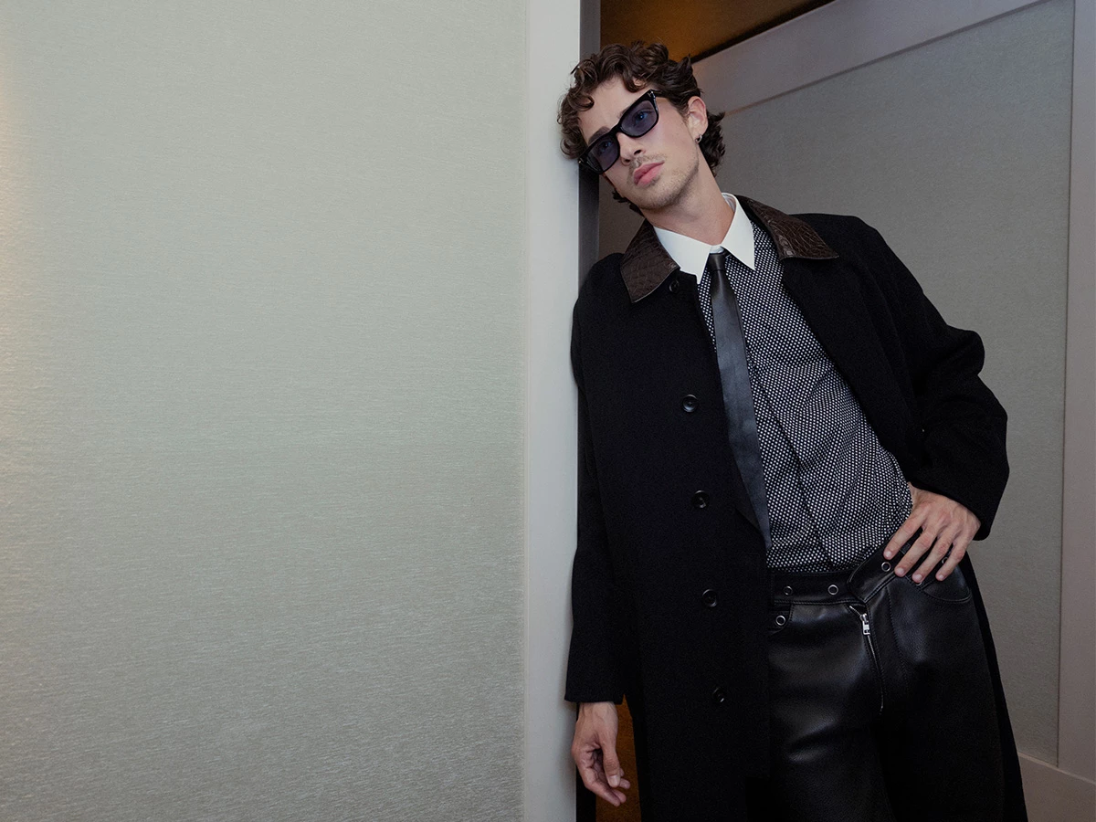 Manu Ríos posa en un hotel de París antes de acudir al desfile de Tom Ford, octubre 2025