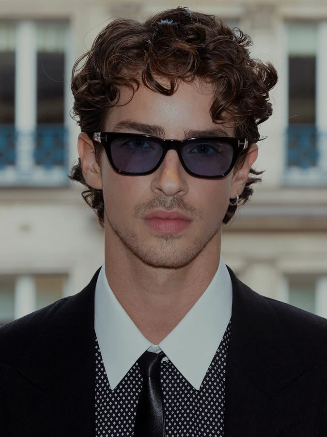 Retrato de Manu Ríos con gafas de sol de Tom Ford