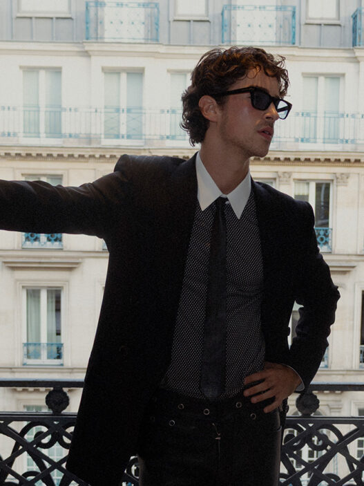 Manu Rios sesión de fotos hotel París antes del desfile de Tom Ford octubre 2025
