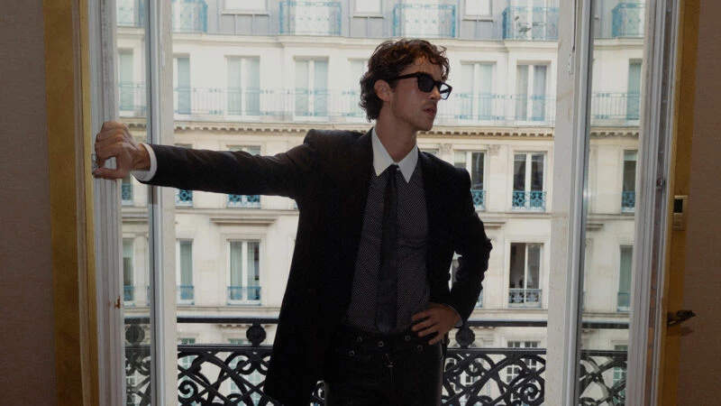 Manu Rios sesión de fotos hotel París antes del desfile de Tom Ford octubre 2025