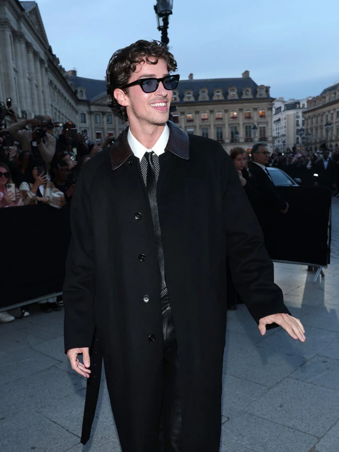 El artista Manu Ríos llegando al desfile del diseñador Tom Ford, en París.