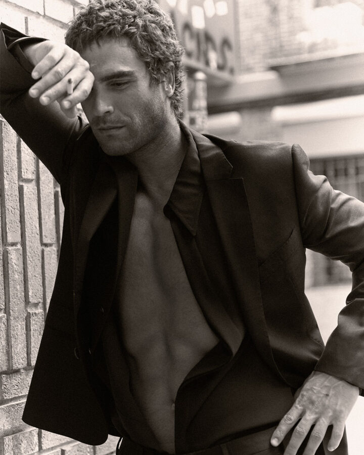 El actor Nico Furtado posa en un asesión de fotos para la revista Rísbel Magazine vestido de Emporio Armani.