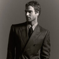 El actor Nico Furtado vestido de traje en una sesión de fotos para la revista Rísbel Magazine