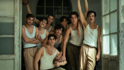 El reparto masculino de La bola negra posa durante el rodaje bajo la dirección de Los Javis.