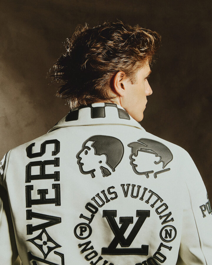 Imagen del actor Nuno Gallego de espaldas con una chaqueta blanca. Sesión de fotos realizada pra la revista Rísbel.