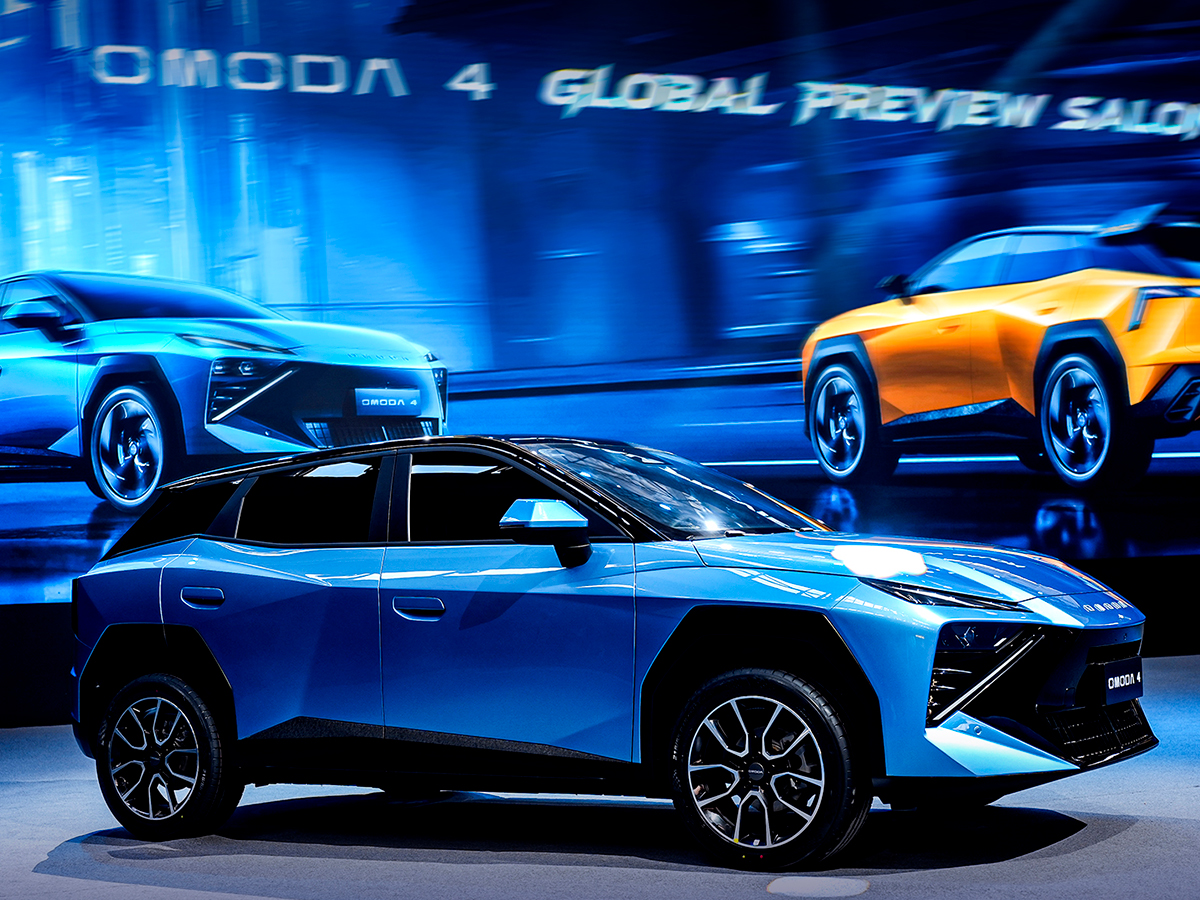 Nuevo OMODA 4 en color azul durante su presentación mundial en Wuhu, con diseño futurista y estética Cyber Mecha