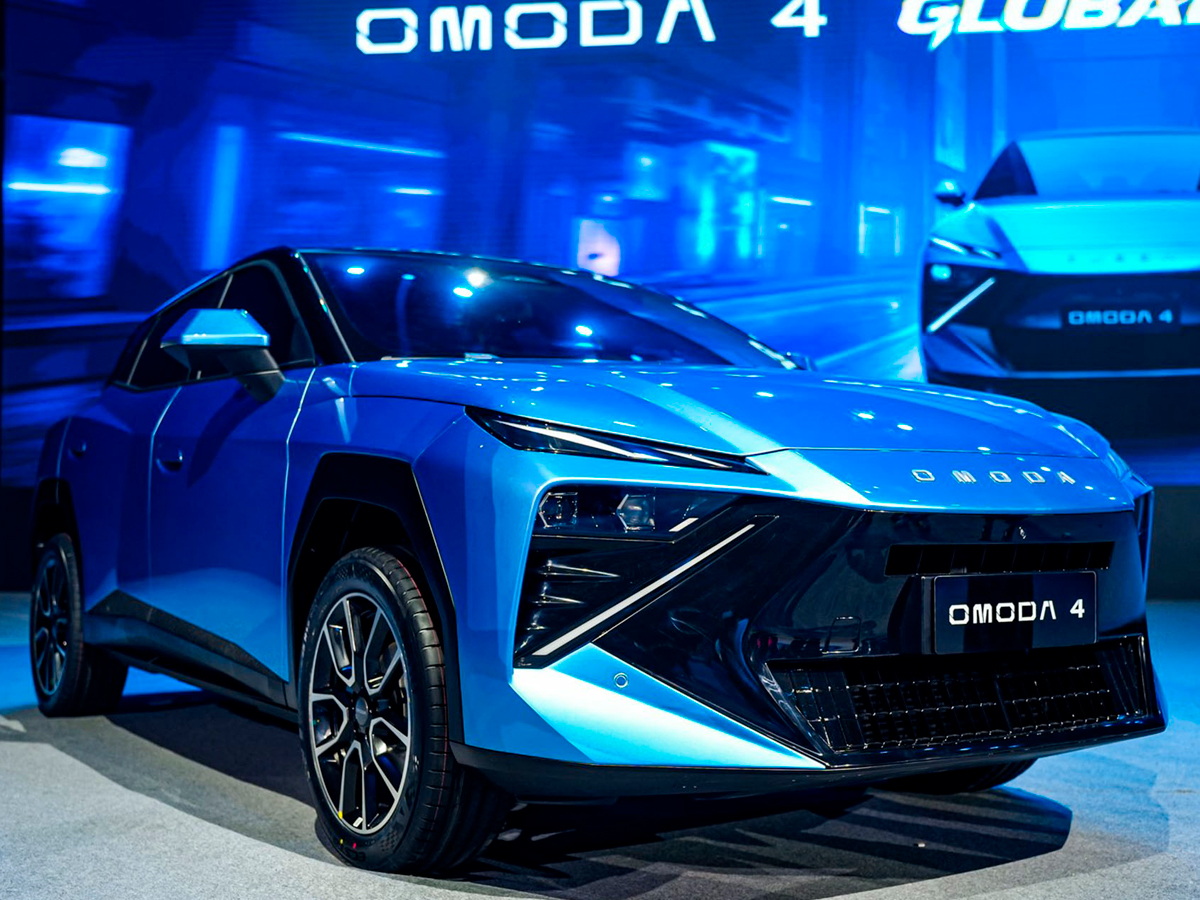 Frontal del nuevo OMODA 4 con diseño futurista y firma luminosa O-Universe Lightning