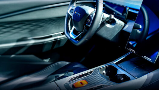 Interior del nuevo OMODA 4 con volante multifunción y consola central inspirada en los e-sports