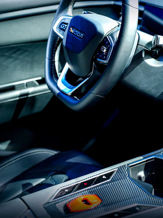 Interior del nuevo OMODA 4 con volante multifunción y consola central inspirada en los e-sports