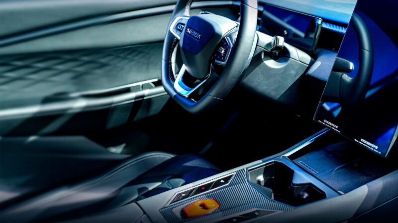Interior del nuevo OMODA 4 con volante multifunción y consola central inspirada en los e-sports