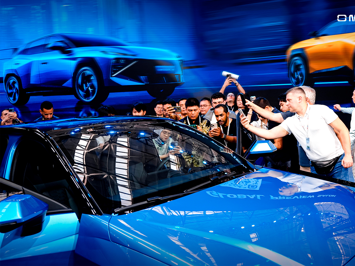 Presentación en Whu del nuevo OMODA 4 con periodistas haciéndole fotos al coche