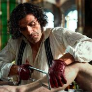 El actor Oscar Isaac en una escena de la película Frankestein, en la que se le ve amputando una pierda a un cadáver