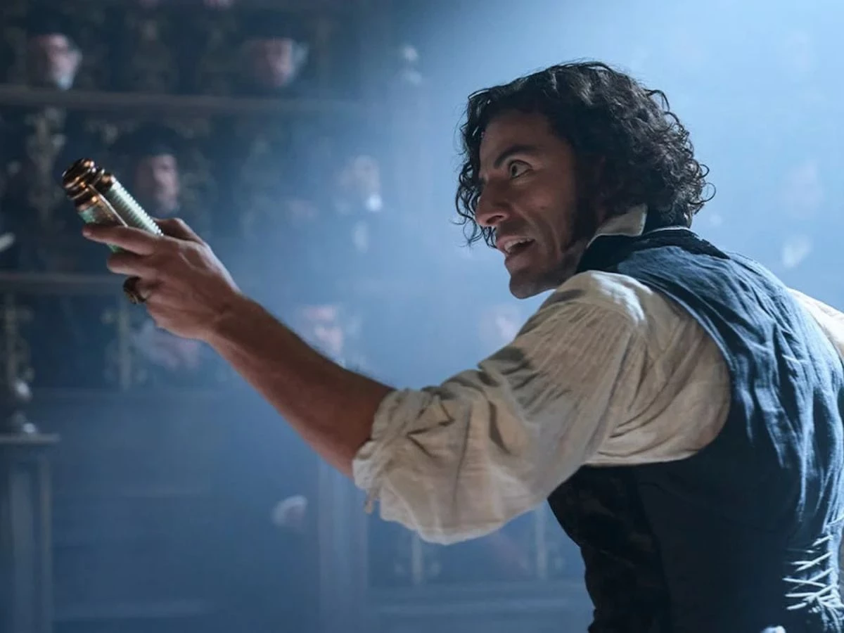 Escena de la película Frankestein en la que se ve al actor Oscar Isaac interpretando a Víctor Frankestein con un papiro en la mano.