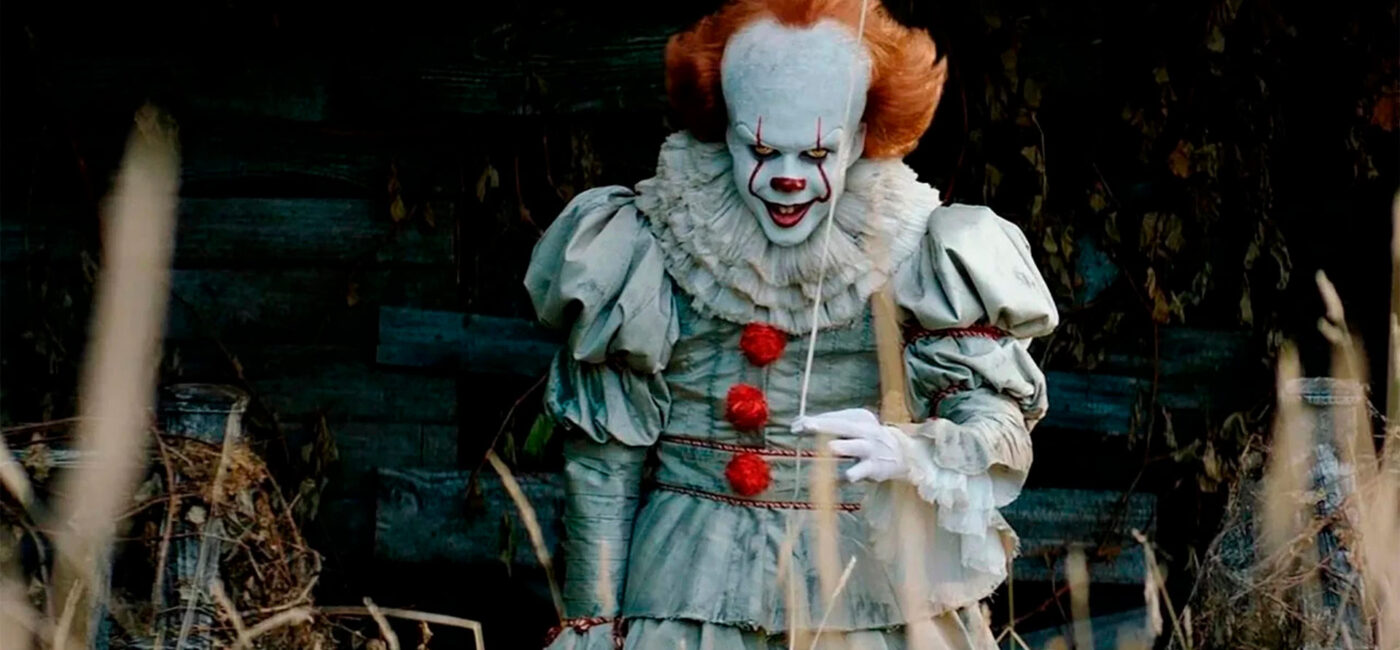 Pennywise acecha entre las sombras en It: Bienvenidos a Derry, la precuela de la saga de terror.