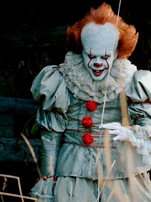 Pennywise acecha entre las sombras en It: Bienvenidos a Derry, la precuela de la saga de terror.