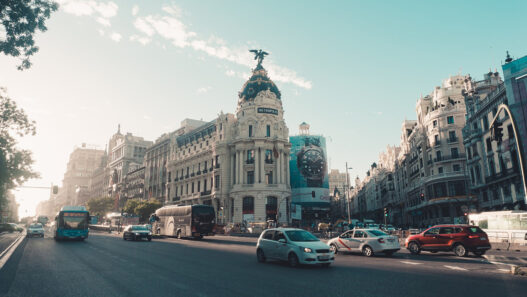 Gran Vía de Madrid cruce con Alcalá con coches circulando