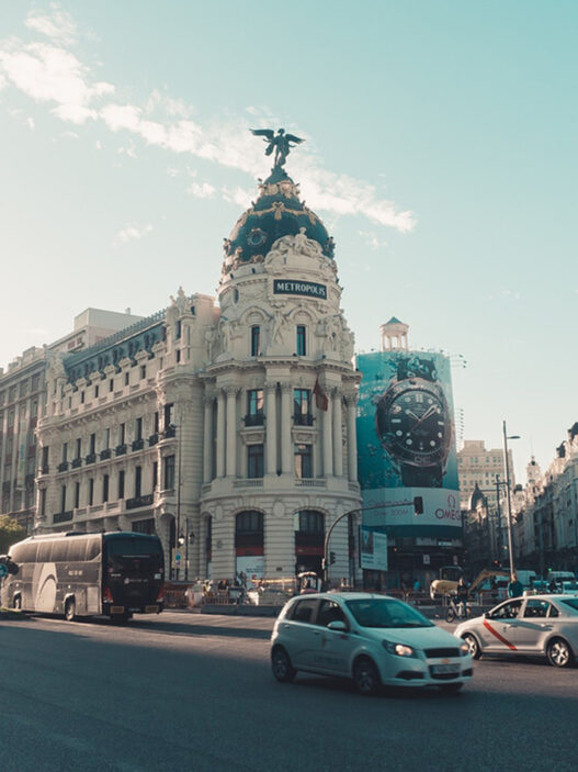 Gran Vía de Madrid cruce con Alcalá con coches circulando