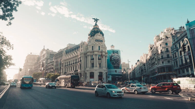 Gran Vía de Madrid cruce con Alcalá con coches circulando