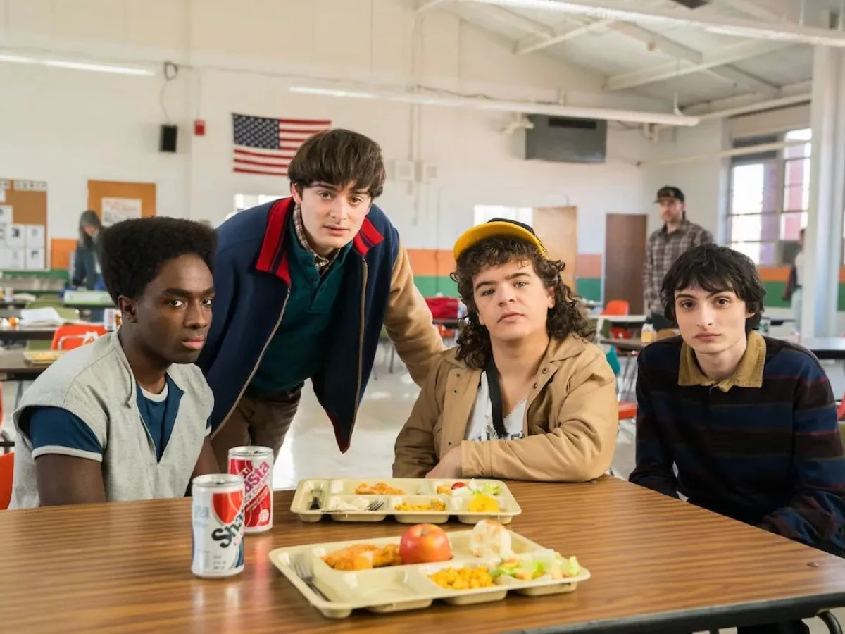 La pandilla de amigos de la serie Strangers Things en el comedor del instituto