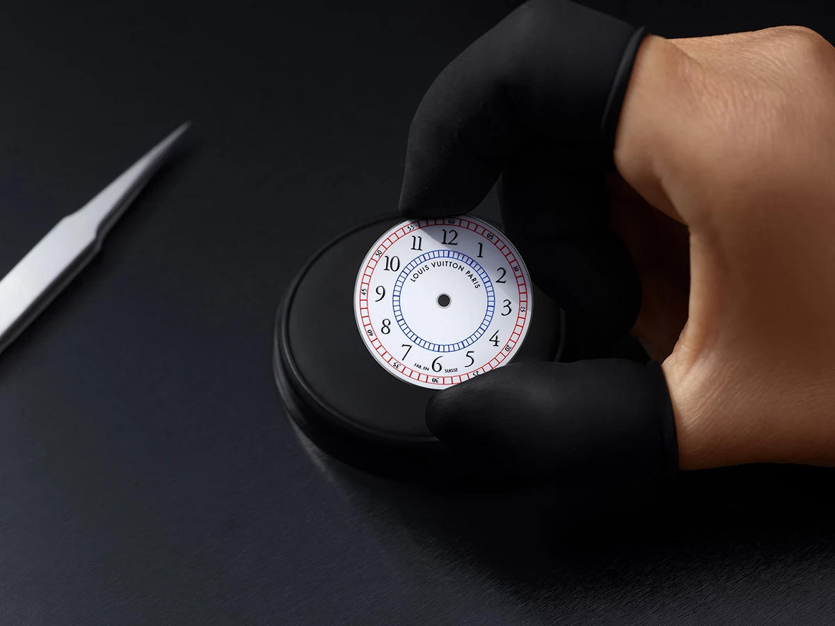 Esfera del reloj Louis Vuitton Monterey durante el proceso de ensamblaje en La Fabrique du Temps.