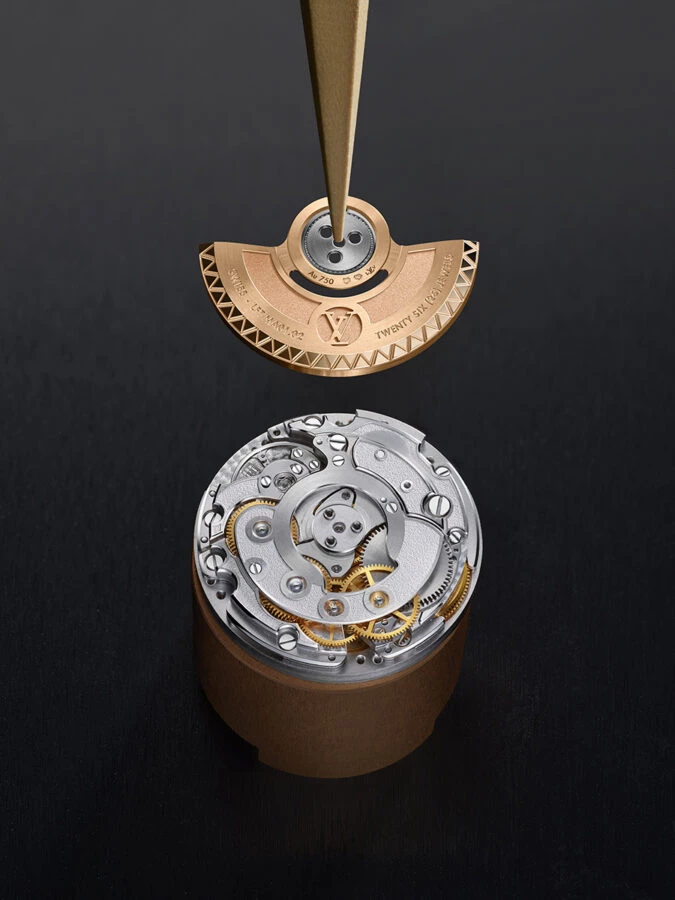 Rotor de oro rosa del calibre automático del Louis Vuitton Monterey antes de ser montado.