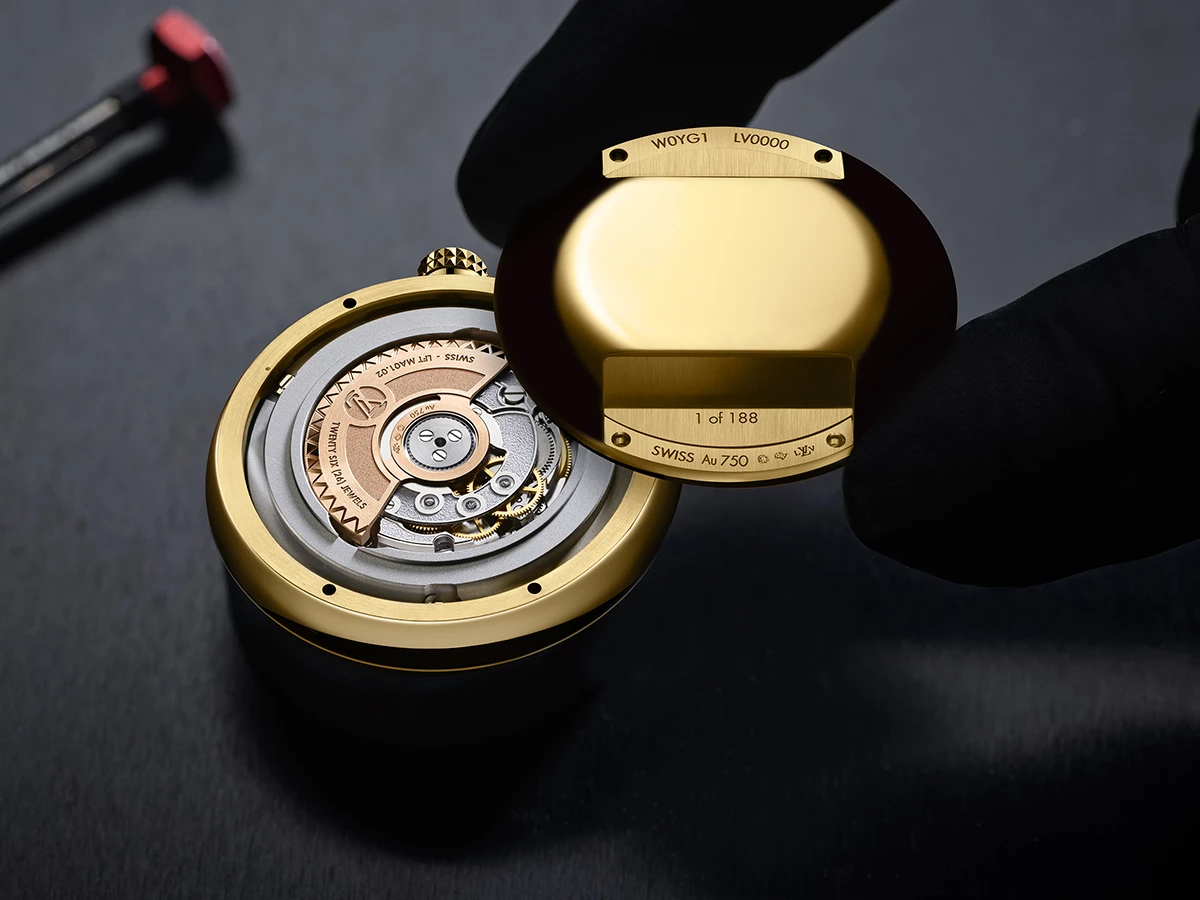 Movimiento automático del Louis Vuitton Monterey con rotor en oro rosa y tapa grabada “1 of 188”.