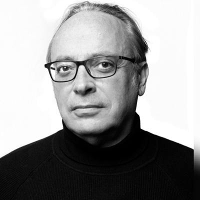 Retrato del periodista Alfredo Urdaci en blanco y negro