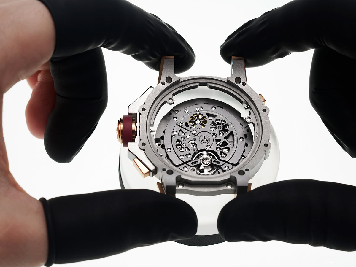 Montaje del movimiento CRMA4 del Richard Mille RM 63-02 Automatic Worldtimer en el taller de la manufactura.