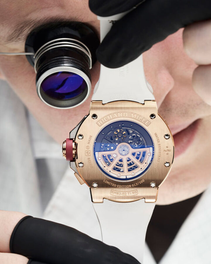 Parte trasera del Richard Mille RM 63-02 Automatic Worldtimer mostrando el rotor azul del calibre CRMA4.