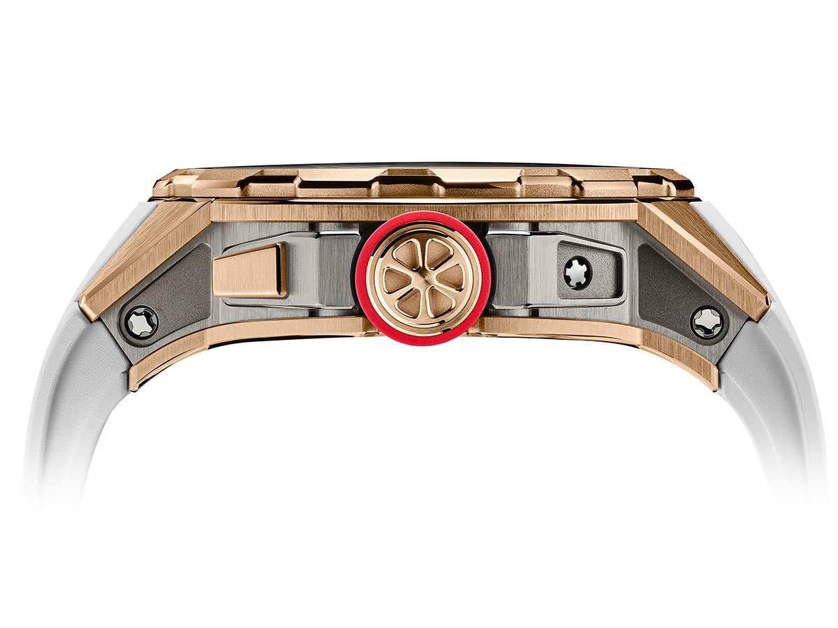 Vista lateral del Richard Mille RM 63-02 Automatic Worldtimer con su corona en rojo y detalles en oro.