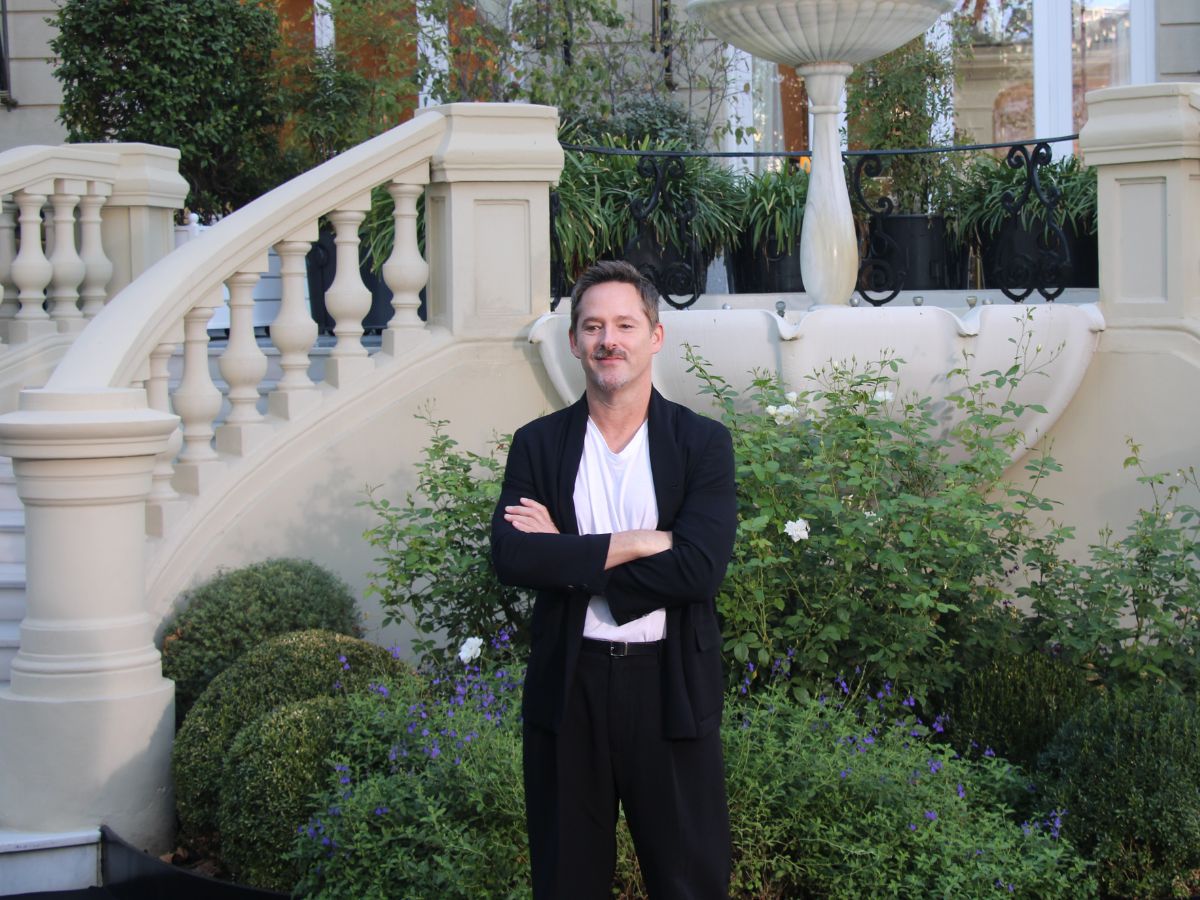 El director de la película Springsteen, Scott Cooper, posa en el jardín del hotel Ritz de Madrid