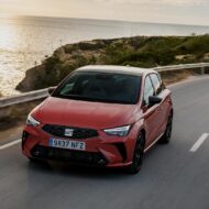 El coche más vendido de SEAT estrena actualización: el Ibiza vuelve más digital, más eficiente y más conectado que nunca SEAT Ibiza 2025 en color rojo circulando por carretera junto al mar