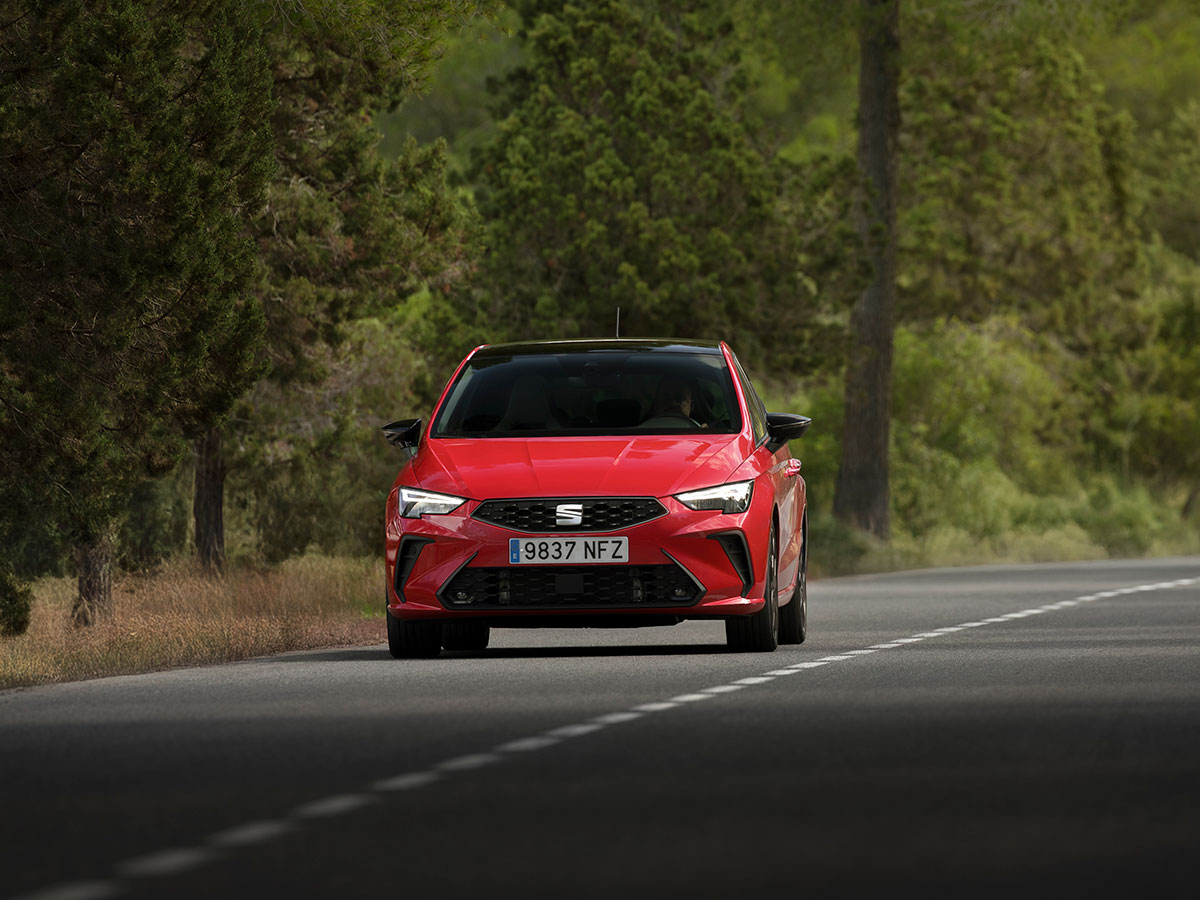 Vista frontal del SEAT Ibiza 2025 en carretera