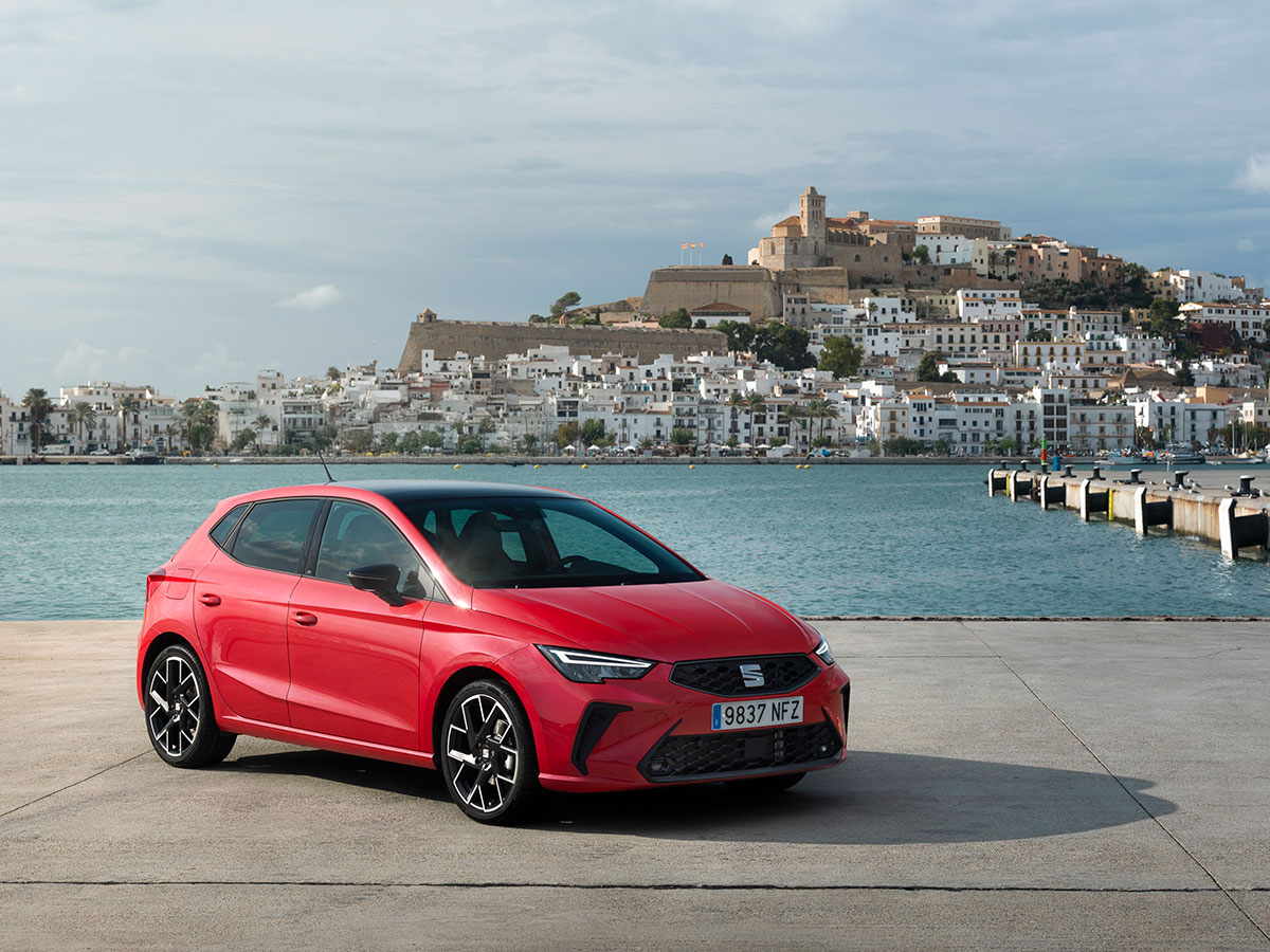 SEAT Ibiza 2025 aparcado frente al puerto de Ibiza