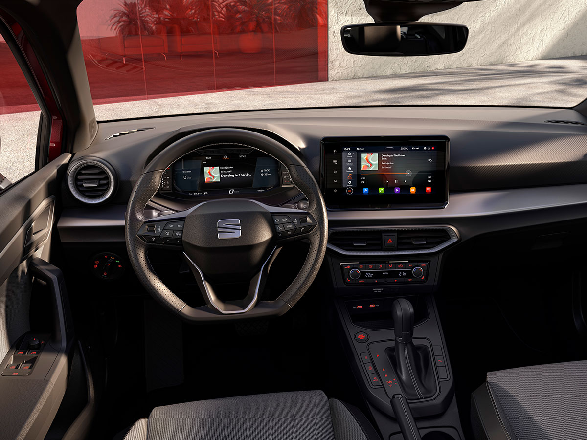 Interior del SEAT Ibiza 2025 con volante y cuadro digital