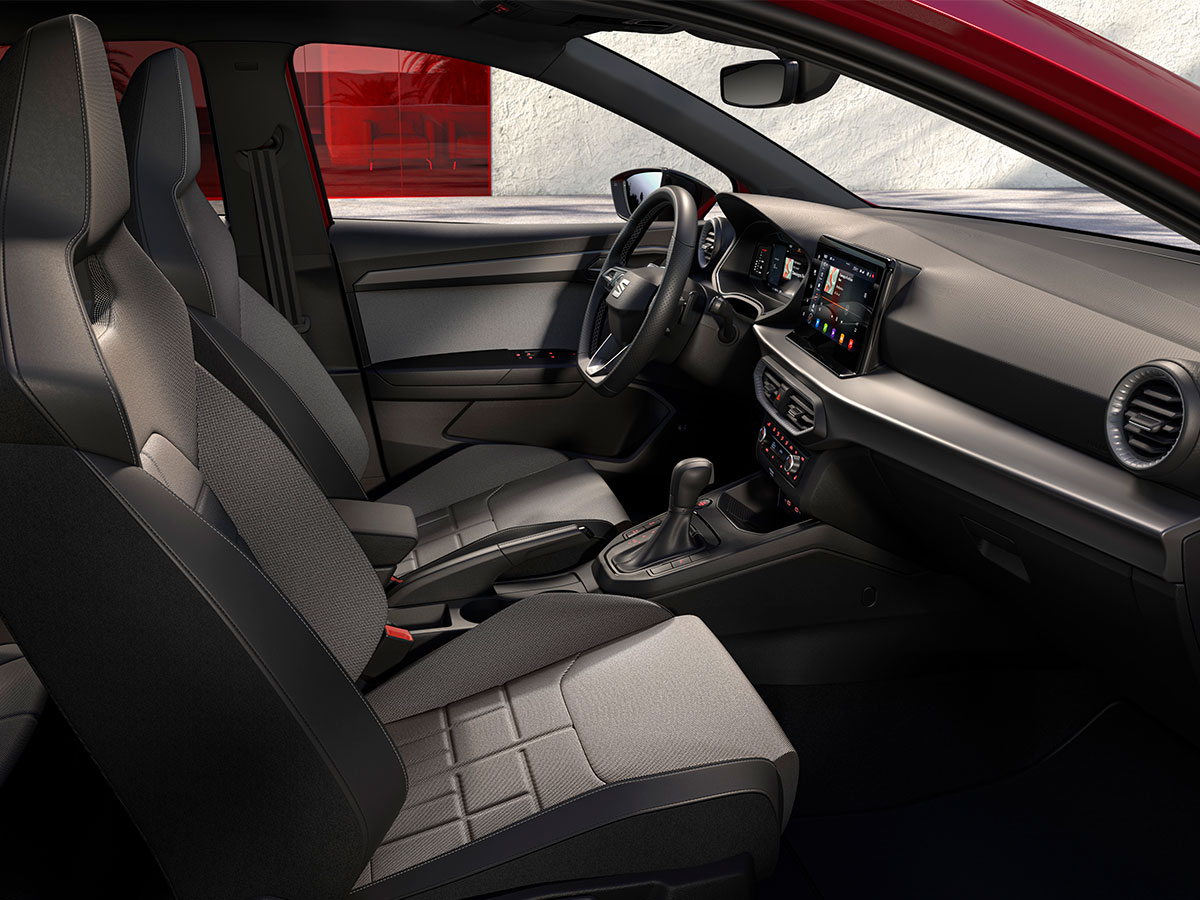 Asientos delanteros del SEAT Ibiza 2025 con tapizado en tejido estampado