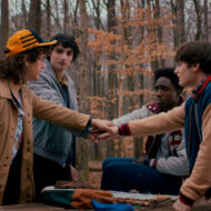 Los capítulos de la T5 de Stranger Things tendrán la duración de una película: así termina la historia Escena de la quinta temporada de la serie Strangers Things de Nteflix, en la que se ve a la pandilla de amigos uniendo las manos en un bosque
