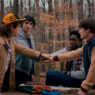 Escena de la quinta temporada de la serie Strangers Things de Nteflix, en la que se ve a la pandilla de amigos uniendo las manos en un bosque