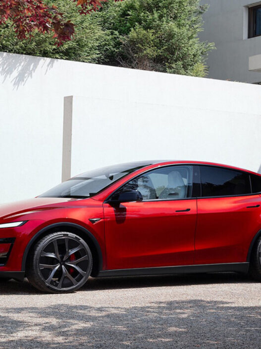 Tesla Model Y en rojo, imagen destacada de un artículo sobre cuáles son los SUV eléctricos más vendidos en España
