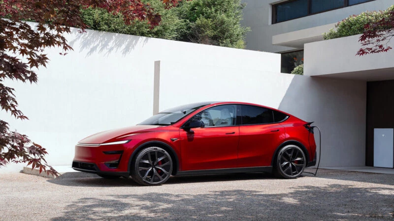 Tesla Model Y en rojo, imagen destacada de un artículo sobre cuáles son los SUV eléctricos más vendidos en España