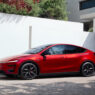 Tesla Model Y en rojo, imagen destacada de un artículo sobre cuáles son los SUV eléctricos más vendidos en España